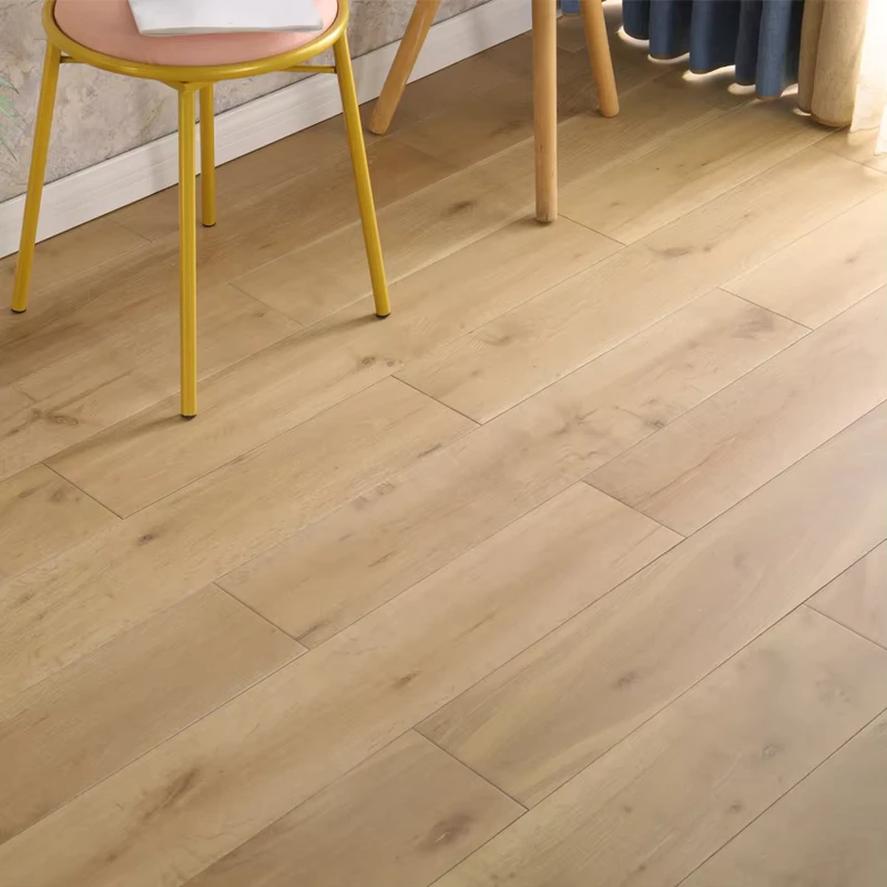 High Quality Natural Oak Smooth Wood Flooring with Modern Design Suitable for Living Room Decoration
