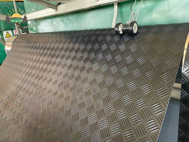 High Quality Rubber Floor Rolls Oil Chemical Resistant Commercial Safety Flooring Supplier