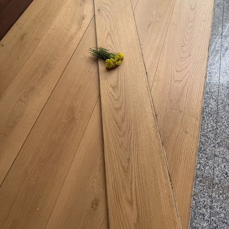 Modern Oak Engineered Wood Flooring for Home Indoor Multilayer Wood Veneer Select Grade with Natural Knots for Living Room
