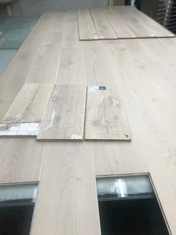 Professional Design Engineered Wood Oak Multi Ply Engineered Flooring with Brushed Finish China Supplier