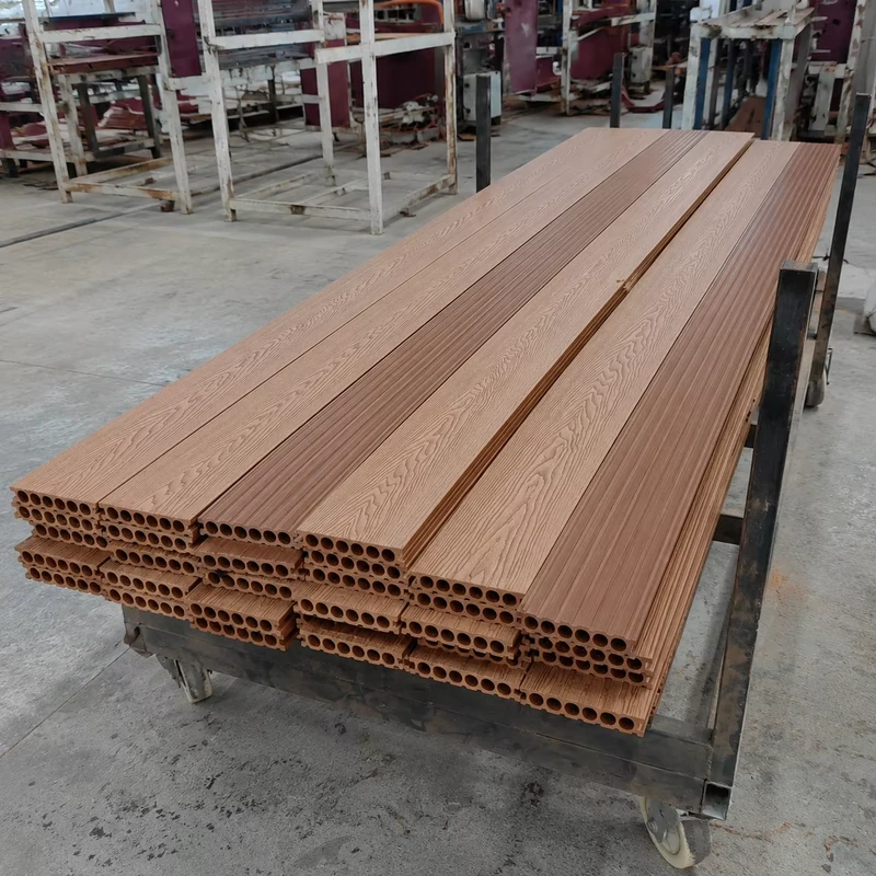 Solid Co extruded WPC Composite Decking Crack Resistant UV Proof Deck Board for Patio Poolside Exterior Use