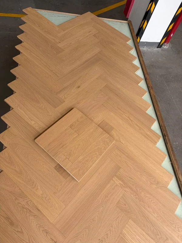 Sought-After Wood Flooring Natural Herringbone Engineered Wood Flooring for Indoor Decoration Hardwood Oak Floor